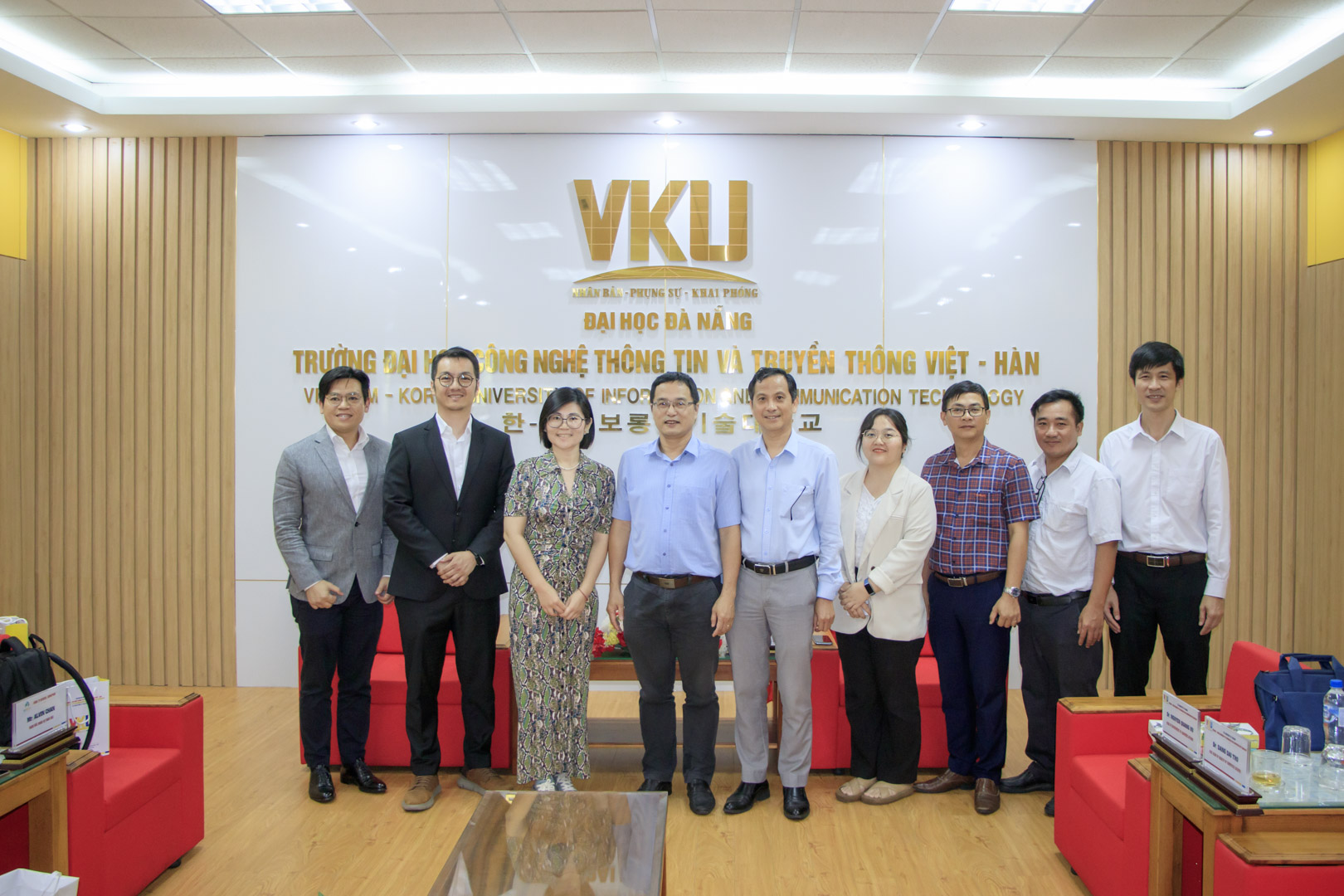 VKU worked with Bitdeer Company (Singapore): Connecting high-quality  resources in the field of digital technology - Trường Đại học Công nghệ  Thông tin và Truyền thông Việt Hàn - Đại học Đà