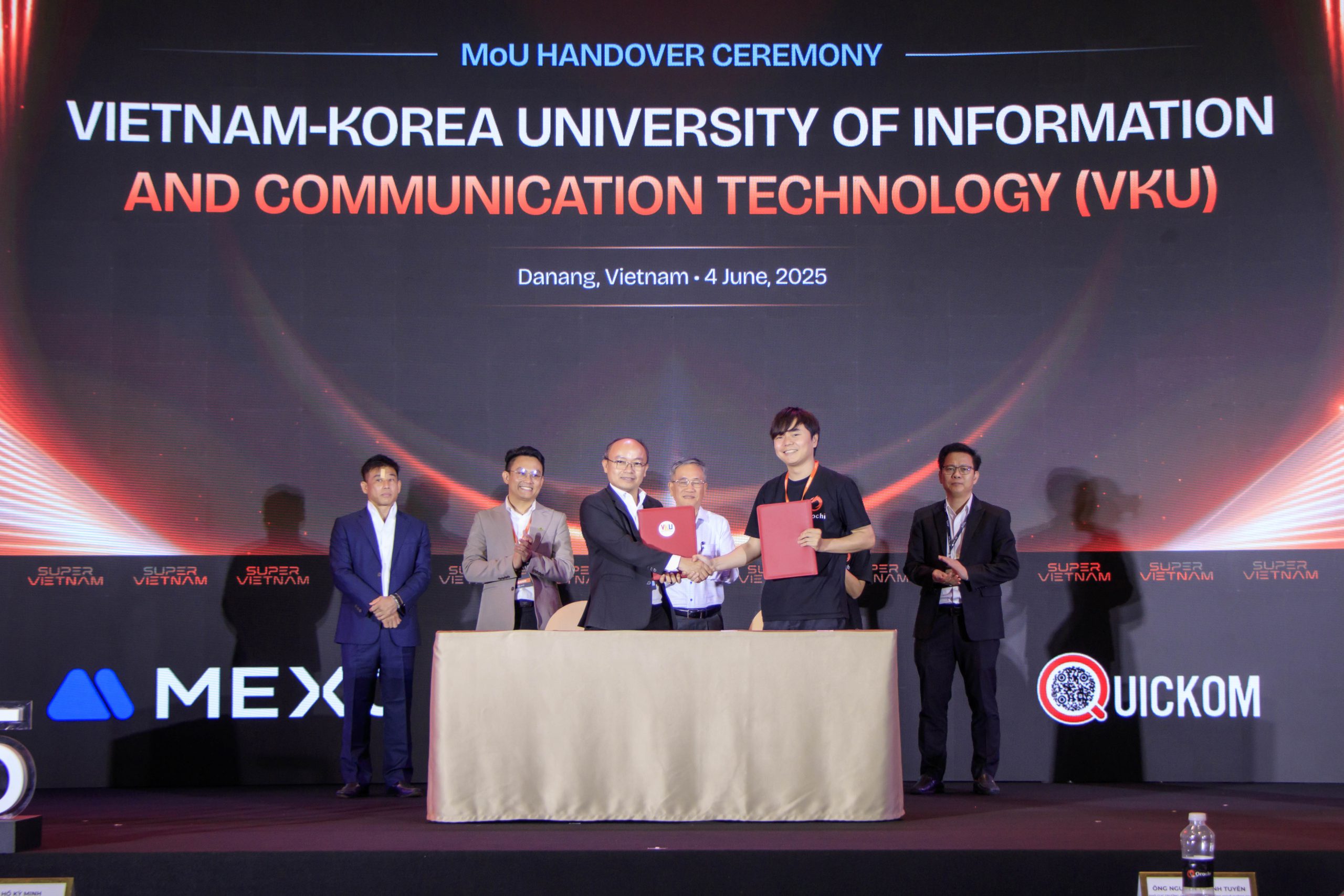 VKU signs cooperation agreement with Orochi Network at Vietnam Blockchain &  AI Technology Week 2025 - Trường Đại học Công nghệ Thông tin và Truyền  thông Việt Hàn - Đại học Đà Nẵng